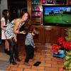 Brooke Burke-Charvet s'amuse avec ses amis et ses enfants, lors d'une fête à son domicile de Malibu, grâce au jeu vidéo Wii Sports Club Golf sur la console Wii U, le 19 décembre 2013.