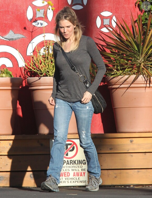 Exclusif - Renée Zellweger dans les rues de Santa Monica, le 26 décembre 2013.