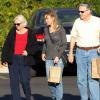 Exclusif - Renée Zellweger va déjeuner au restaurant avec ses parents Emil et Kjellfrid à Santa Monica, le 26 décembre 2013.