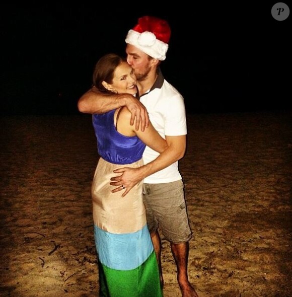 Stephen Amell et sa femme Cassandra Jean fêtent leur premier anniversaire de mariage, à Hawaii, le 25 décembre 2013.