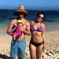 Stephen Amell (Arrow) : Un fabuleux Noël à Hawaii avec sa femme et son bébé