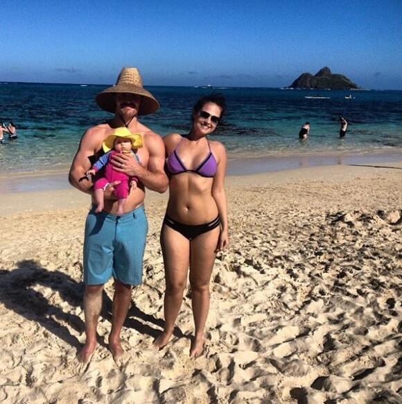Stephen Amell, sa femme Cassandra Jean et leur fille Mavi, à Hawaii, le 28 décembre 2013.