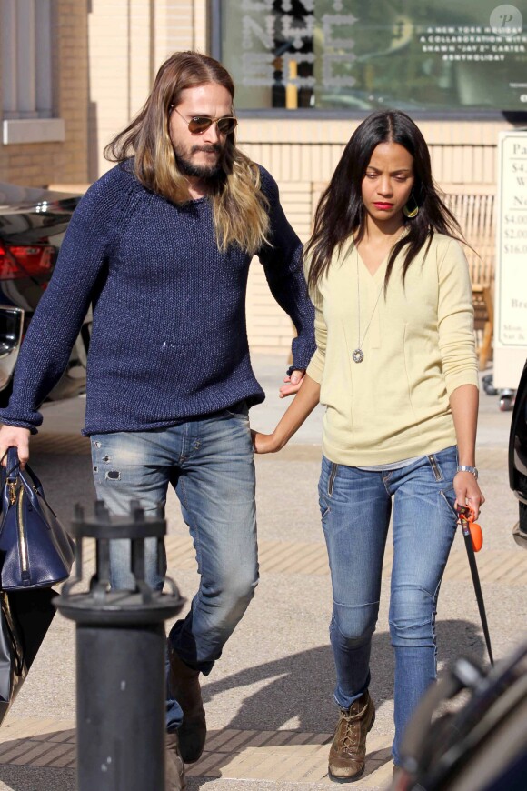 Zoe Saldana et son mari Marco Perego dans les rues de Beverly Hills, le 22 décembre 2013.