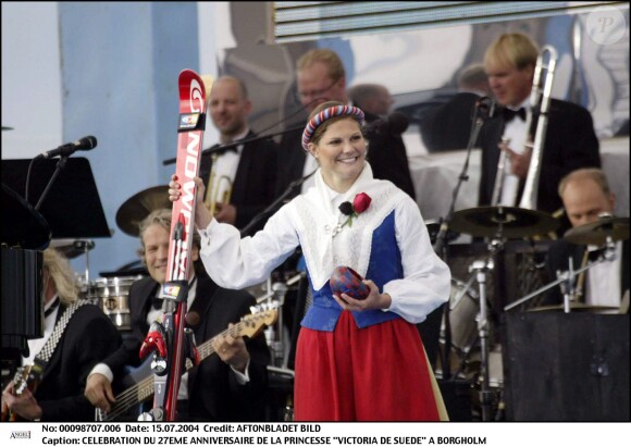 La princesse Victoria de Suède recevant des skis lors de son 27e anniversaire, à Borgholm, en juillet 2004