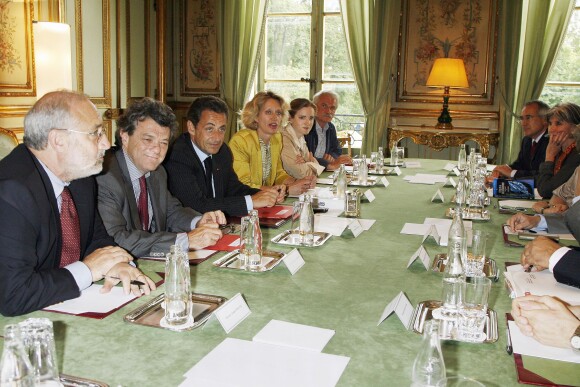 Joseph Stiglitz, Jean-Louis Borloo, Nicolas Sarkozy, Amanda Galsworthy, Nathalie Kosciusko-Morizet et Yann Arthus-Bertrand à l'Elysée le 6 juillet 2007.