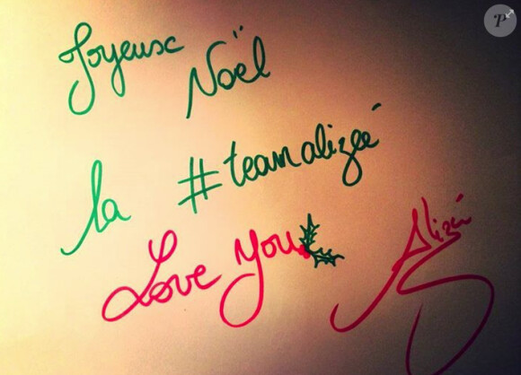 Alizée souhaite la bonne année à ses fans sur son compte Facebook.