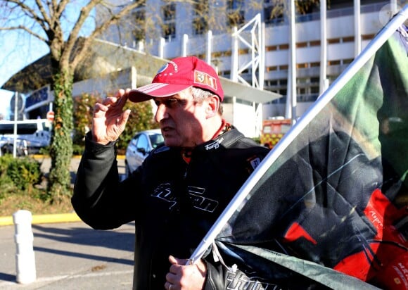 Des fans de Ferrari et de Michael Schumacher devant le CHU de Grenoble le 30 décembre 2013, où est hospitalisé la légende de la Formule 1 après un accident de ski
