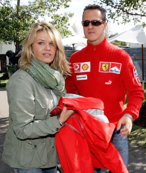 Michael Schumacher et son épouse Corinna dans le paddock du Grand Prix d'Australie à Melbourne en avril 2006