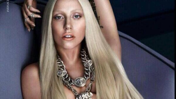 Lady Gaga : Topless et sexy pour Versace