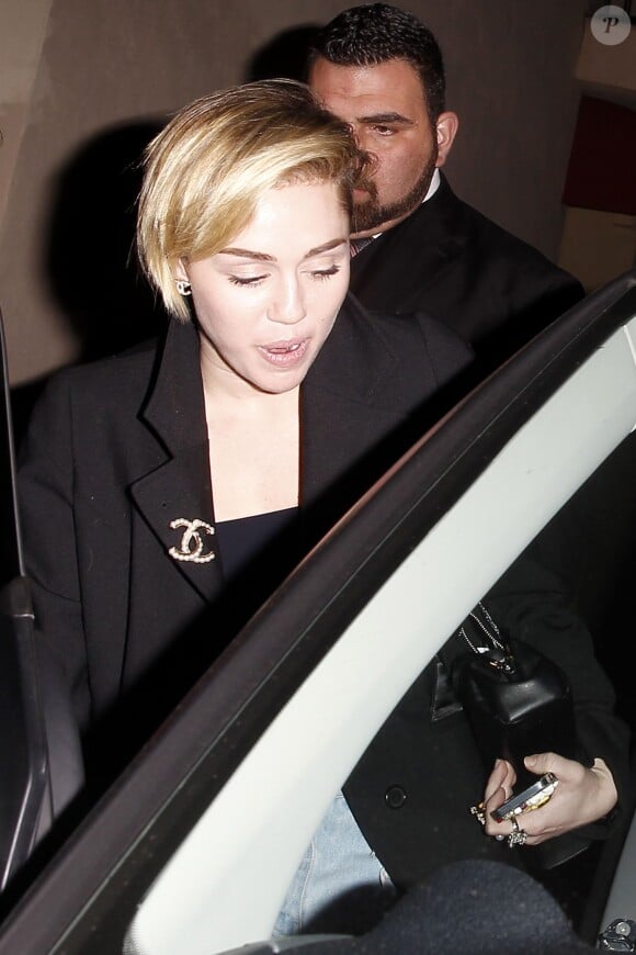 Miley Cyrus quitte l'établissement Warwick Nightclub à Hollywood, Los Angeles, le 2 janvier 2014.