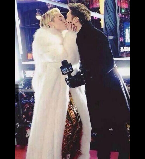 Miley Cyrus offre un baiser à Ryan Seacrest à New York, le 31 décembre 2013.