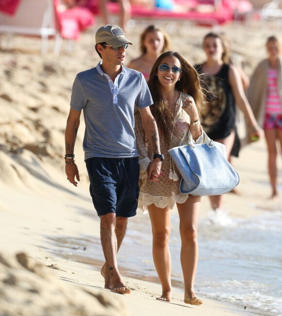 Le chanteur Marc Anthony et sa compagne Chloe Green en vacances à la Barbade le 1er Janvier 2014.
