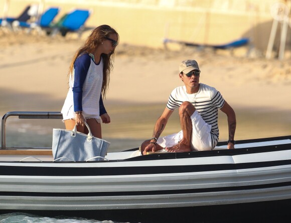 Marc Anthony et sa compagne Chloe Green en vacances à la Barbade le 31 décembre 2013.
