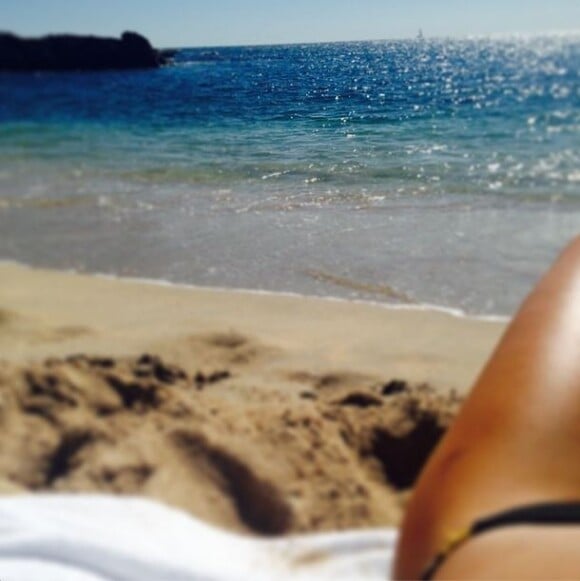 Jessica Alba se prélasse sur une plage de Cabo San Lucas, au Mexique.