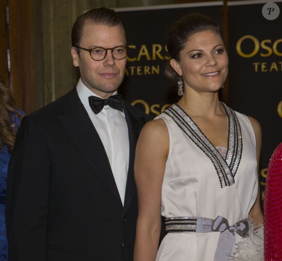 La princesse Victoria et son époux le prince Daniel lors du 70e anniversaire de sa mère, la reine Silvia, au théâtre Oscar de Stockholm en Suède le 19 décembre 2013