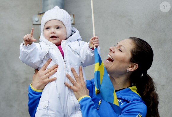La princesse Victoria de Suède et la princesse Estelle lors des championnats du monde de ski à Val di Fiemme en Italie le 26 février 2013
