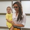 Victoria Beckham et sa fille Harper à l'aéroport de Los Angeles. Le 1er juin 2013.