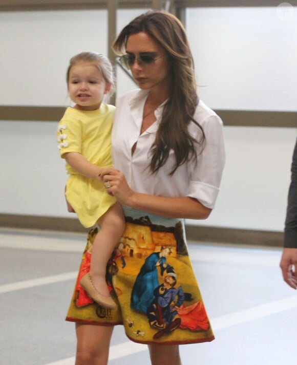 Victoria Beckham et sa fille Harper à l'aéroport de Los Angeles. Le 1er juin 2013.