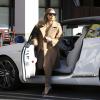 Kim Kardashian arrive au restaurant Maria's Italian Kitchen, au volant d'une jolie Bentley décapotable. Calabasas, le 5 janvier 2014.