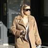 Kim Kardashian, habillée de lunettes Céline, d'un manteau Max Mara et de sandales Azzedine Alaïa, rejoint sa Bentley après un déjeuner au restaurant Maria's Italian Kitchen. Calabasas, le 5 janvier 2014.
