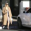 Kim Kardashian quitte le restaurant Maria's Italian Kitchen après y avoir déjeuné, et remonte dans sa Bentley. Calabasas, le 5 janvier 2014.