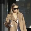 Kim Kardashian quitte le restaurant Maria's Italian Kitchen après y avoir déjeuné, et remonte dans sa Bentley. Calabasas, le 5 janvier 2014.