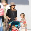 Jessica Alba et ses filles Honor et Haven profitent d'un dimanche ensoleillé à Beverly Hills. Elles ont déjeuné au M Café, puis fait quelques courses. Le 5 janvier 2014.
