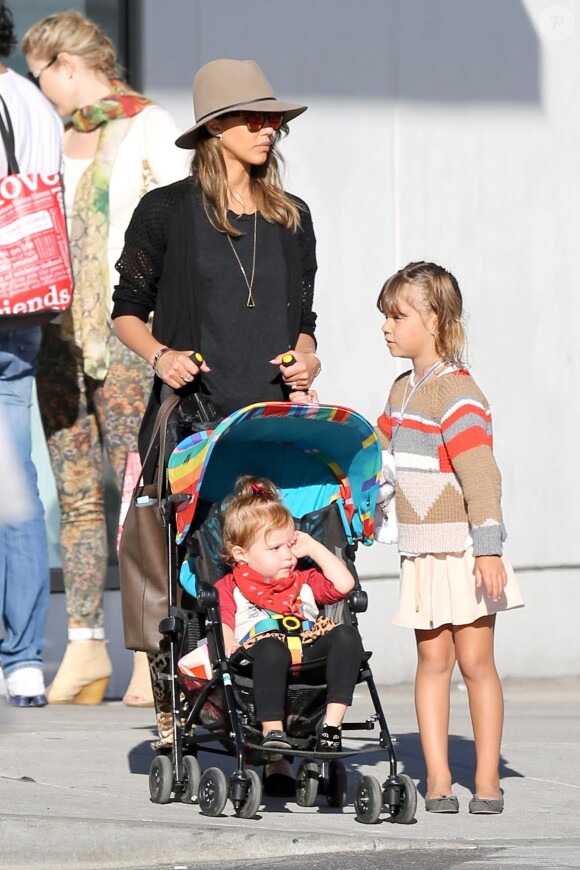 Jessica Alba et ses filles Honor et Haven profitent d'un dimanche ensoleillé à Beverly Hills. Elles ont déjeuné au M Café, puis fait quelques courses. Le 5 janvier 2014.