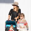 Jessica Alba et ses filles Honor et Haven quittent le M Café à Beverly Hills. Le 5 janvier 2014.