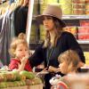Jessica Alba fait des courses avec ses filles Honor et Haven à Beverly Hills. Le 5 janvier 2014.