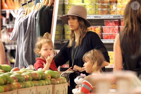 Jessica Alba fait des courses avec ses filles Honor et Haven à Beverly Hills. Le 5 janvier 2014.