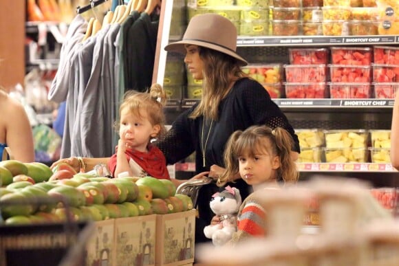 Jessica Alba et ses filles Honor et Haven, en pleine mission courses à Beverly Hills. Le 5 janvier 2014.