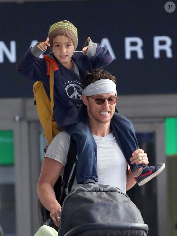 Exclusif - Levi sur les épaules de son père - Matthew McConaughey en famille à l'aéroport de Los Angeles le 30 décembre 2013. Matthew McConaughey et sa femme Camila Alves rentrent de leur voyage au Brésil avec leurs enfants Levi, Vida et Livingston.