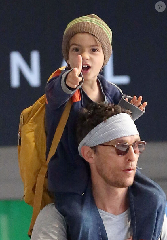 Exclusif - Levi très joueur sur les épaules de son père - Matthew McConaughey en famille à l'aéroport de Los Angeles le 30 décembre 2013. Matthew McConaughey et sa femme Camila Alves rentrent de leur voyage au Brésil avec leurs enfants Levi, Vida et Livingston.