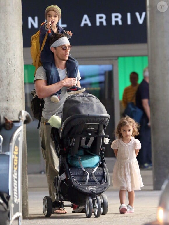 Exclusif - Matthew McConaughey en famille à l'aéroport de Los Angeles le 30 décembre 2013. Matthew McConaughey et sa femme Camila Alves rentrent de leur voyage au Brésil avec leurs enfants Levi, Vida et Livingston.