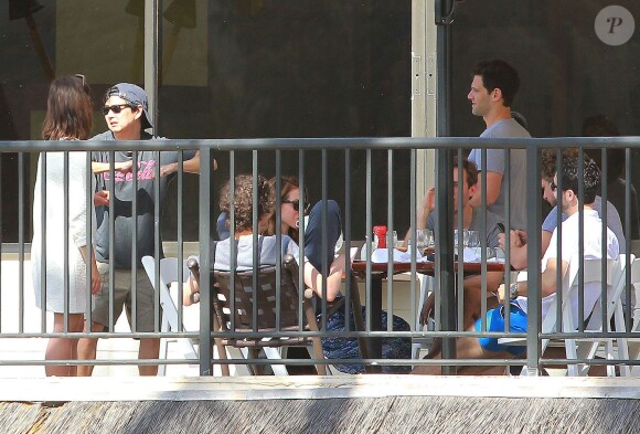 Justin Bartha et sa femme Lia Smith déjeunent avec Ken Jeong, Jesse Eisenberg et d'autres amis à Hawaii, le 5 janvier 2014, le lendemain de leur mariage. Lia porte une robe blanche sous laquelle on peut distinguer un ventre arrondi.