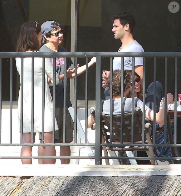 Justin Bartha et sa femme Lia Smith déjeunent avec Ken Jeong, Jesse Eisenberg et d'autres amis à Hawaii, le 5 janvier 2014, le lendemain de leur mariage. Lia porte une robe blanche sous laquelle on peut distinguer un ventre arrondi.