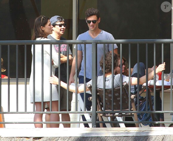 Justin Bartha et sa femme Lia Smith déjeunent avec Ken Jeong, Jesse Eisenberg et d'autres amis à Hawaii, le 5 janvier 2014, le lendemain de leur mariage. Lia porte une robe blanche sous laquelle on peut distinguer un ventre arrondi.
