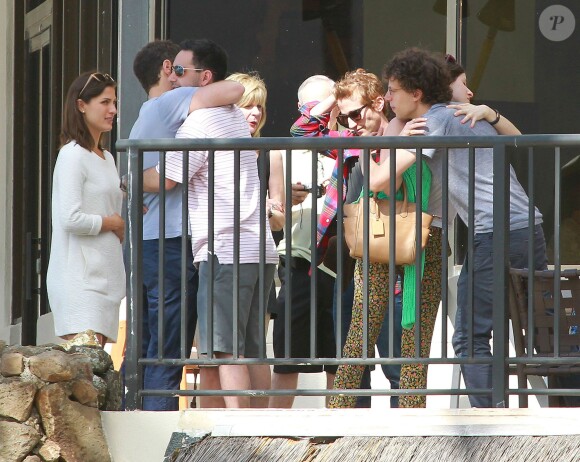 Justin Bartha et sa femme Lia Smith déjeunent avec Ken Jeong, Jesse Eisenberg et d'autres amis à Hawaii, le 5 janvier 2014, le lendemain de leur mariage. Lia porte une robe blanche sous laquelle on peut distinguer un ventre arrondi.