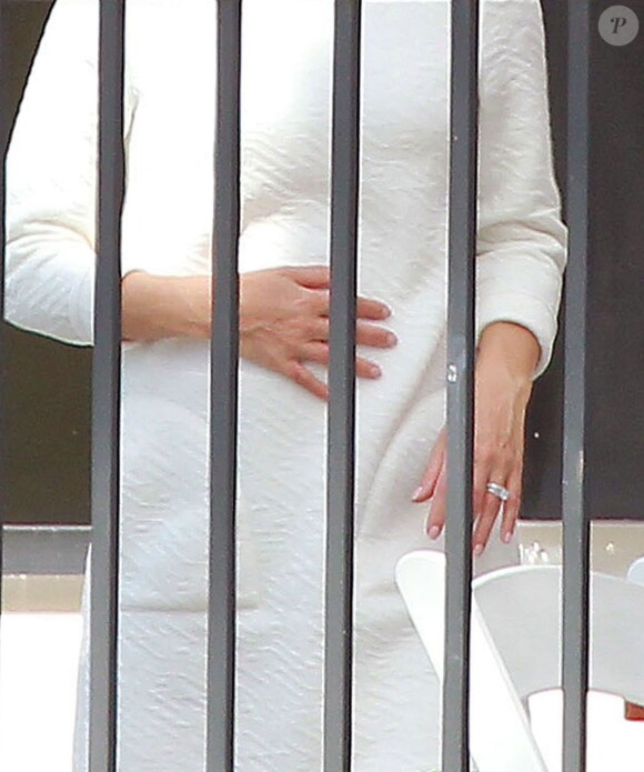 La femme de Justin Bartha, Lia Smith, cache son baby-bump à Hawaii, le 5 janvier 2014, au lendemain de leur mariage.