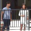 Justin Bartha et sa femme Lia Smith déjeunent avec Ken Jeong, Jesse Eisenberg et d'autres amis à Hawaii, le 5 janvier 2014, le lendemain de leur mariage. Lia porte une robe blanche sous laquelle on peut distinguer un ventre arrondi.