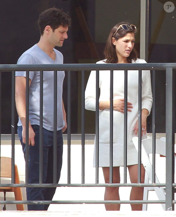 Justin Bartha et sa femme Lia Smith déjeunent avec Ken Jeong, Jesse Eisenberg et d'autres amis à Hawaii, le 5 janvier 2014, le lendemain de leur mariage. Lia porte une robe blanche sous laquelle on peut distinguer un ventre arrondi.