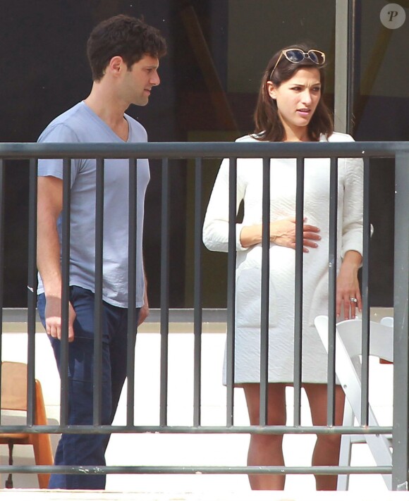 Justin Bartha et sa femme Lia Smith déjeunent avec Ken Jeong, Jesse Eisenberg et d'autres amis à Hawaii, le 5 janvier 2014, le lendemain de leur mariage. Lia porte une robe blanche sous laquelle on peut distinguer un ventre arrondi.