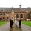 Le prince William devant le collège St John. Le duc de Cambridge faisait sa rentrée universitaire le 7 janvier 2014 à l'Université de Cambridge, où il doit suivre un cursus de 10 semaines en gestion agricole, le Programme for Sustainability Leadership de l'Ecole de Technologie dont son père le prince Charles est le parrain.