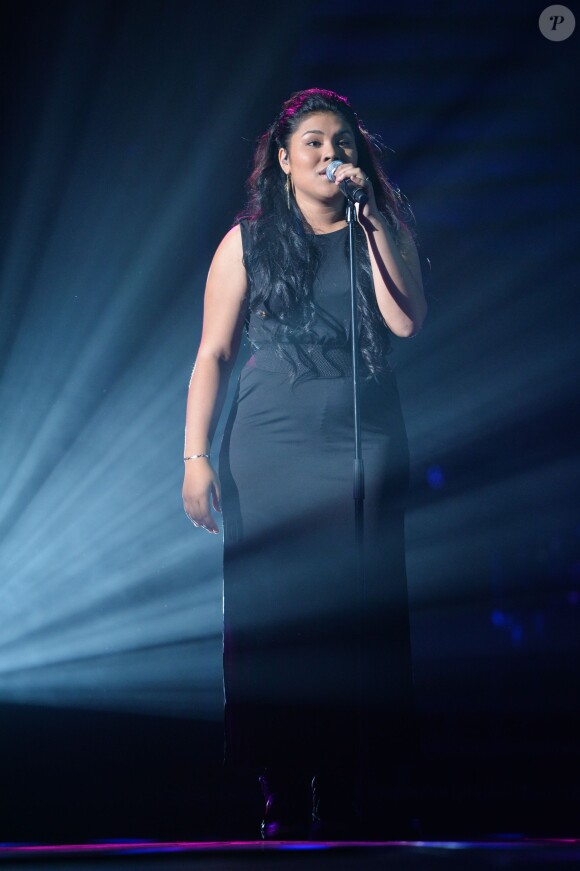 Claudia sur le troisième prime en live de la Nouvelle Star. Le 2 janvier 2014.