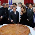 François Hollande et Valérie Trierweiler partage la galette républicaine de l'Elysée, le 8 janvier 2014 à Paris avec le sourire