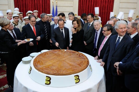 François Hollande et Valérie Trierweiler partage la galette républicaine de l'Elysée, le 8 janvier 2014 à Paris avec le sourire