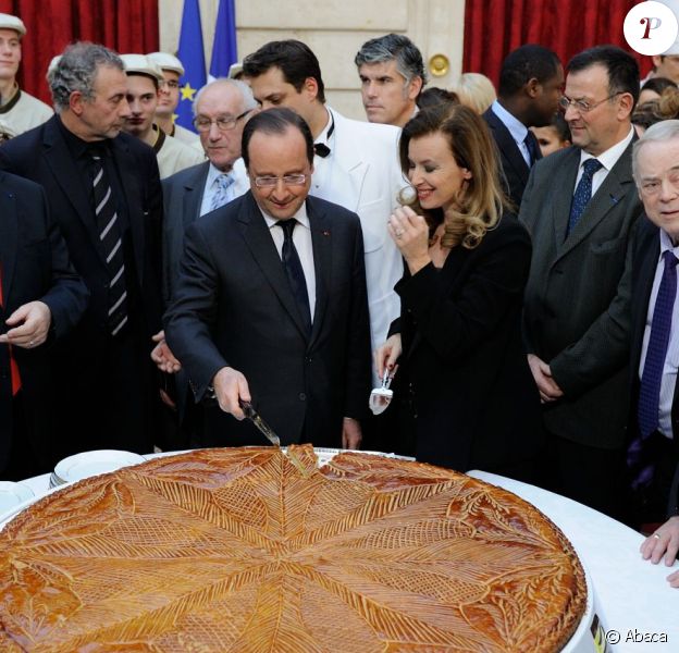 François Hollande et Valérie Trierweiler partage la galette républicaine de l'Elysée, le 8 janvier 2014 à Paris avec le sourire