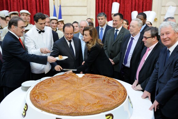 François Hollande et Valérie Trierweiler lors de la traditionelle cérémonie de la galette républicaine de l'Elysée, le 8 janvier 2014 à Paris
