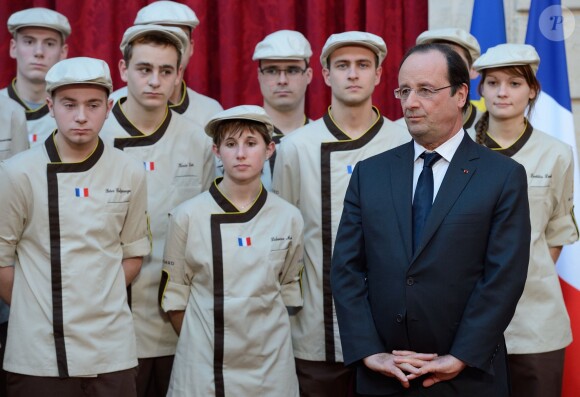François Hollande et Valérie Trierweiler lors de la traditionelle cérémonie de la galette républicaine de l'Elysée, le 8 janvier 2014 à Paris